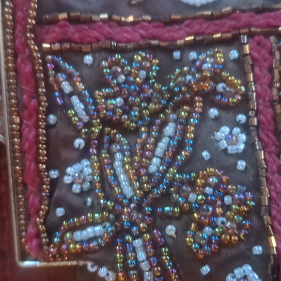 Beaded sequined clutch w hide and seek handle, goldtone snap closure/frame. - Picture 4 of 13